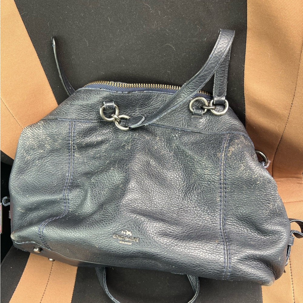 Coach Black Shoulder Bag with Sleek Design